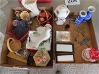 Assorted miniature decorative items