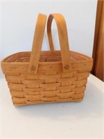 Longaberger picnic basket with swing handles, 12"