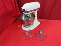 Kitchen Aid Stand Mixer w/ Stainless Bowl