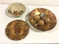 2 decorative bowls and a plate