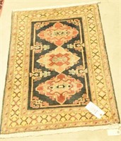 Lot 1400 - Small wool pile oriental prayer rug