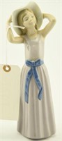 Lot 1261 - Lladro porcelain figurine of girl