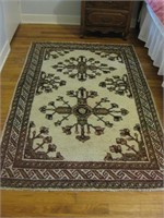 5' 10” x 3' 9” Wool hand knotted rug off white