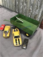 Green Ertl wagon, 4 small cars