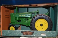 John Deere narrow front model G tractor 1/16