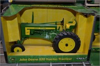 John Deere 520 Tractor 1:16