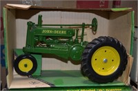 John Deere Model G Tractor 1:16