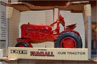 ERTL McCormick farmall cub tractor 1/16 scale