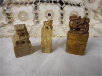 CHINESE CARVED HARDSTONE ARTICLES AND A SOAPSTONE