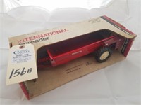 Ertl 1/16th International Spreader-Vintage-New