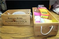 2 WOODEN BOXES WITH OFFICE SUPPLIES: POST-IT
