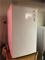 Kenmore White “mini fridge”, works 32 x 19 x 19