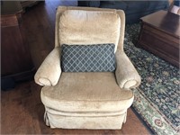 Huntington House Swivel Club chair w/pillow