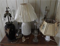 Lamp lot: Pair of floral font table lamps, gold