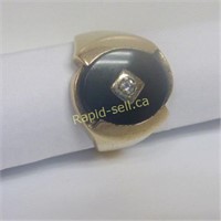 10 Kt. Gold & Round Onyx Ring