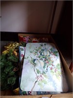 HOLIDAY PLACEMATS, WREATH & GIFT BAG