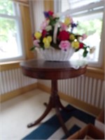 ROUND LEATHER TOP TABLE/FLORAL BASKET CENTERPIECE