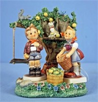 Hummel Treehouse Treats Scape W/ Figurines