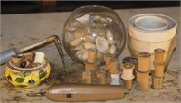 BOX LOT: ASSORTED GROUPING OF HOME DÉCOR ITEMS