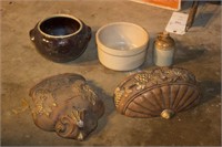 SELECTION OF CROCKERY & VINTAGE WALL DÉCOR