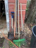 11 PC GROUPING OF LAWN / & GARDEN TOOLS