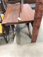 Wood drop leaf table w/1 extra leaf