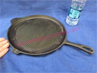 vintage cast iron round griddle (ribbed top)