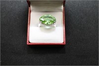 6CT LIME GREEN SAPPHIRE RING - SIZE: 8