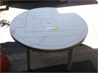 White outdoor Table