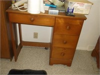 Maple Kneehole desk w/drawers