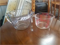 2 glass measuring cups