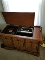 OLD STEREO IN WOOD CABINET