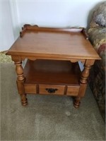 NICE WOOD END TABLE WITH DRAWER