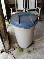 TRASH CAN WITH LID