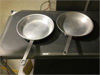 (2) BAKERS & CHEFS BRAND 10" Skillets