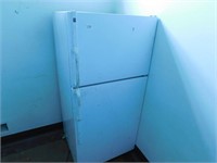 GE Refrigerator - Freezer on top