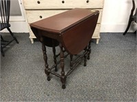 Mahogany drop leaf table; mahogany gate leg drop