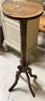 Four leg oak plant stand, with a 11 inch diameter