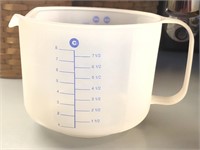 Tupperware 8 Cup Plastic Measuring Bowl