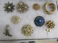 SELECTION OF VINTAGE BROOCHES