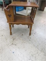 VINTAGE MAPLE END TABLE 25"T X 21"W X 15"D