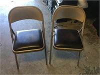lot of 2 folding chairs