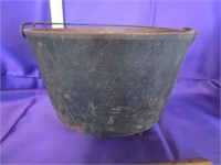 #8 cast iron footed stew pot