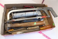 Tray lot of hacksaw, hammer and tools