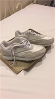 New inbox 10 1/2 white Reebok tennis shoes