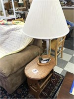 SOLID OAK TABLE LAMP W/ DUCK PATTERN SIDES