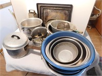 Kitchen Lot-Bowls, Pots&Pans, Box Grater, Strainer