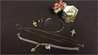 ASSORTMENT OF SILVER AND GOLD MARKED JEWELRY