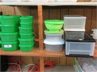 GROUP OF PLASTIC CONTAINERS W/ LIDS