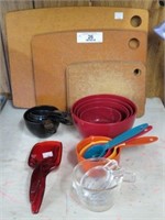 GROUP OF EPICURE CUTTING BOARDS, MEASURING CUPS,